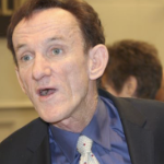 一个长着深红色头发的白人老头