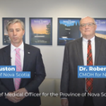 休斯顿和斯特朗尴尬地站在一段视频中