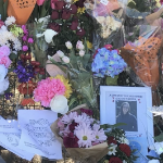 路边纪念碑上的一些鲜花和字条的特写