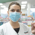 一个戴着蓝色面具的白人女药剂师