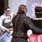 台上的人们穿着古装