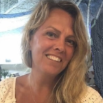 一个穿着黄色衬衫的微笑的金发女人