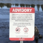 警示牌:水体旁边的警示牌