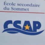 一个写着缩写CSAP的牌子