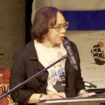 一位黑人妇女在讲台上讲话