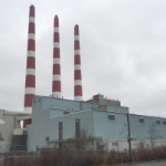 塔夫茨湾的三个大烟囱