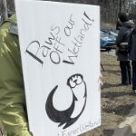 上面画着水獭的牌子