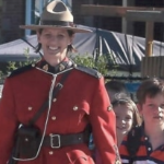 海蒂·史蒂文森穿着红色哔叽衣服微笑