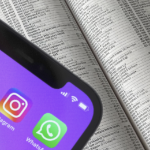 手机放在打开的电话簿上