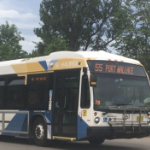 在晴天坐55路公共汽车