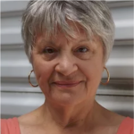 白头发，橙色上衣的白种老妇人