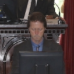 彼得·凯利在夏洛特镇市政厅开会