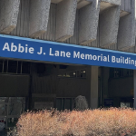 艾比·j·莱恩纪念大楼外面