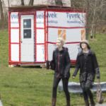 两个行人走过一个紧急避难所