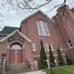 一座巨大的红砖教堂高耸入云