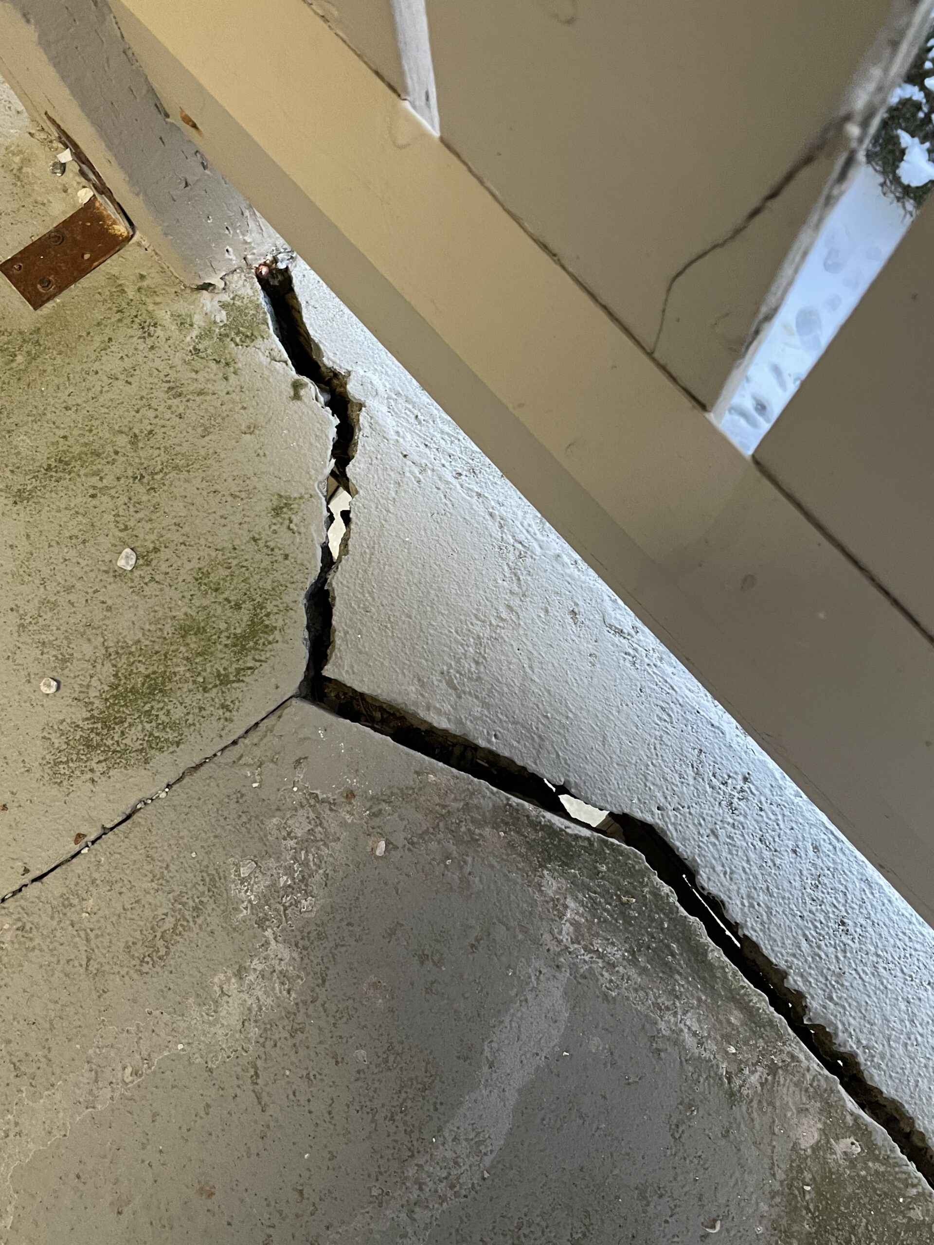 阳台水泥上的裂缝