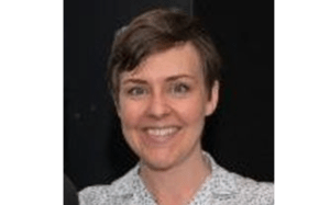 一个短发女人微笑的大头照