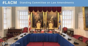 省府的一间空会议室。有两个软垫椅在一个凸起的基座上，和一个u形桌子与麦克风。