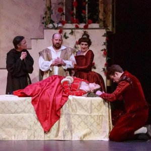 剧作中的一个场景，帕丽斯在朱丽叶临终前，被牧师和她的父母包围着。