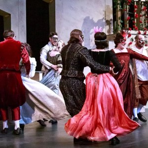 一群穿着古装的人在排练中在舞台上跳舞。