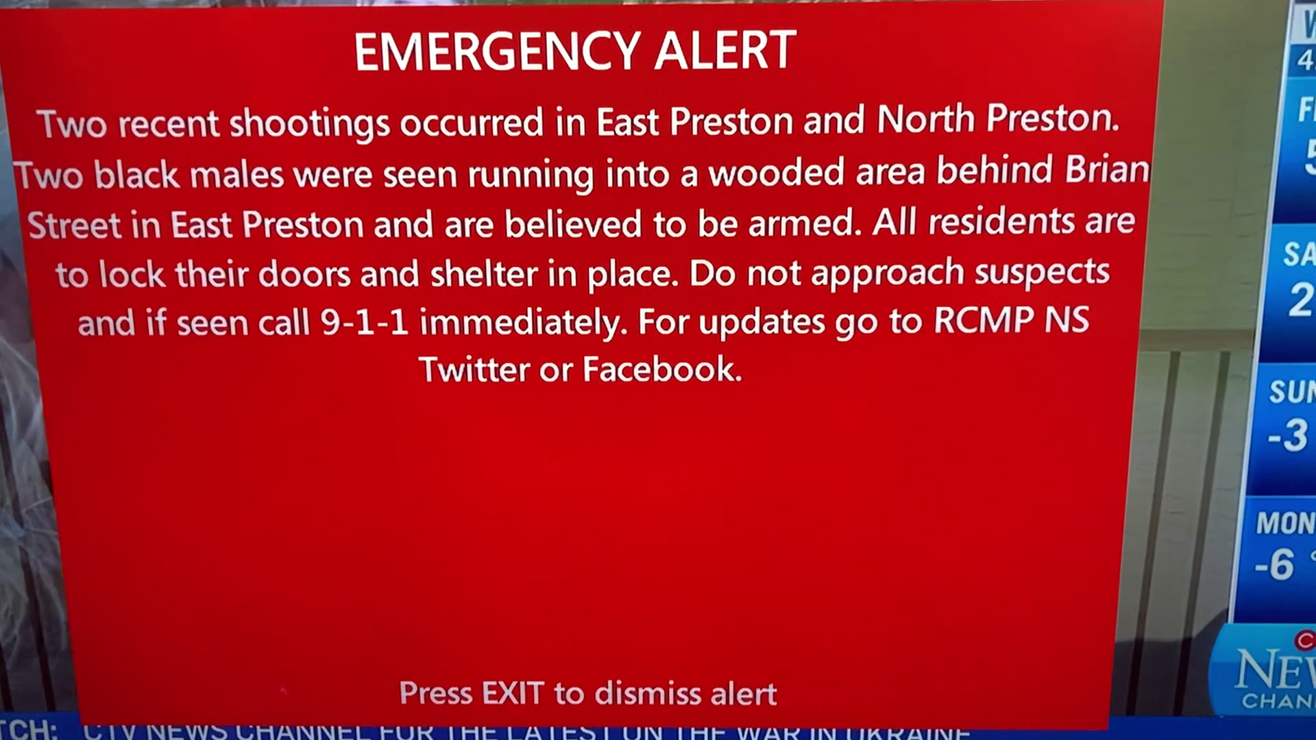 紧急警报截图，上面写着“最近在东普雷斯顿和北普雷斯顿发生了两起枪击事件。有人看到两名黑人男子跑进东普雷斯顿布莱恩街后面的一片树林，据信他们携带武器。所有居民都要锁好门，待在适当的地方。不要接近嫌疑人，如果发现立即拨打911。如需更新，请登录皇家骑警NS的Twitter或Facebook。”