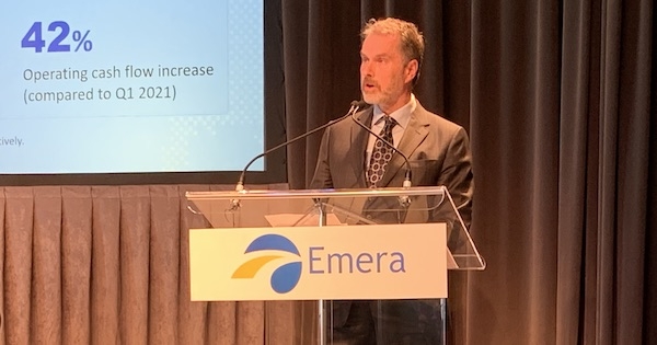 一个站在讲台上的男人