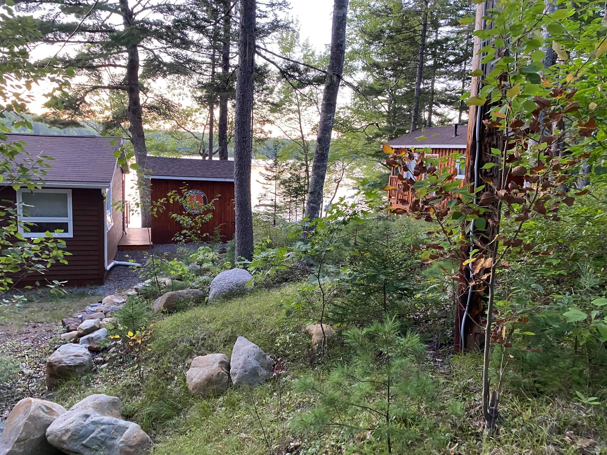 格林菲尔德（Greenfield）的一间小屋的照片显示一个标志，上面写着“乡村聚会”，带有绞索的图像