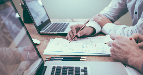 一个人和他的会计一起计算税收