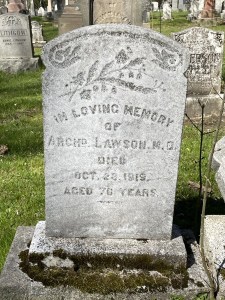 一个古老的墓碑，上面写着对阿奇·劳森的深情纪念，他于1919年10月29日去世，享年76岁