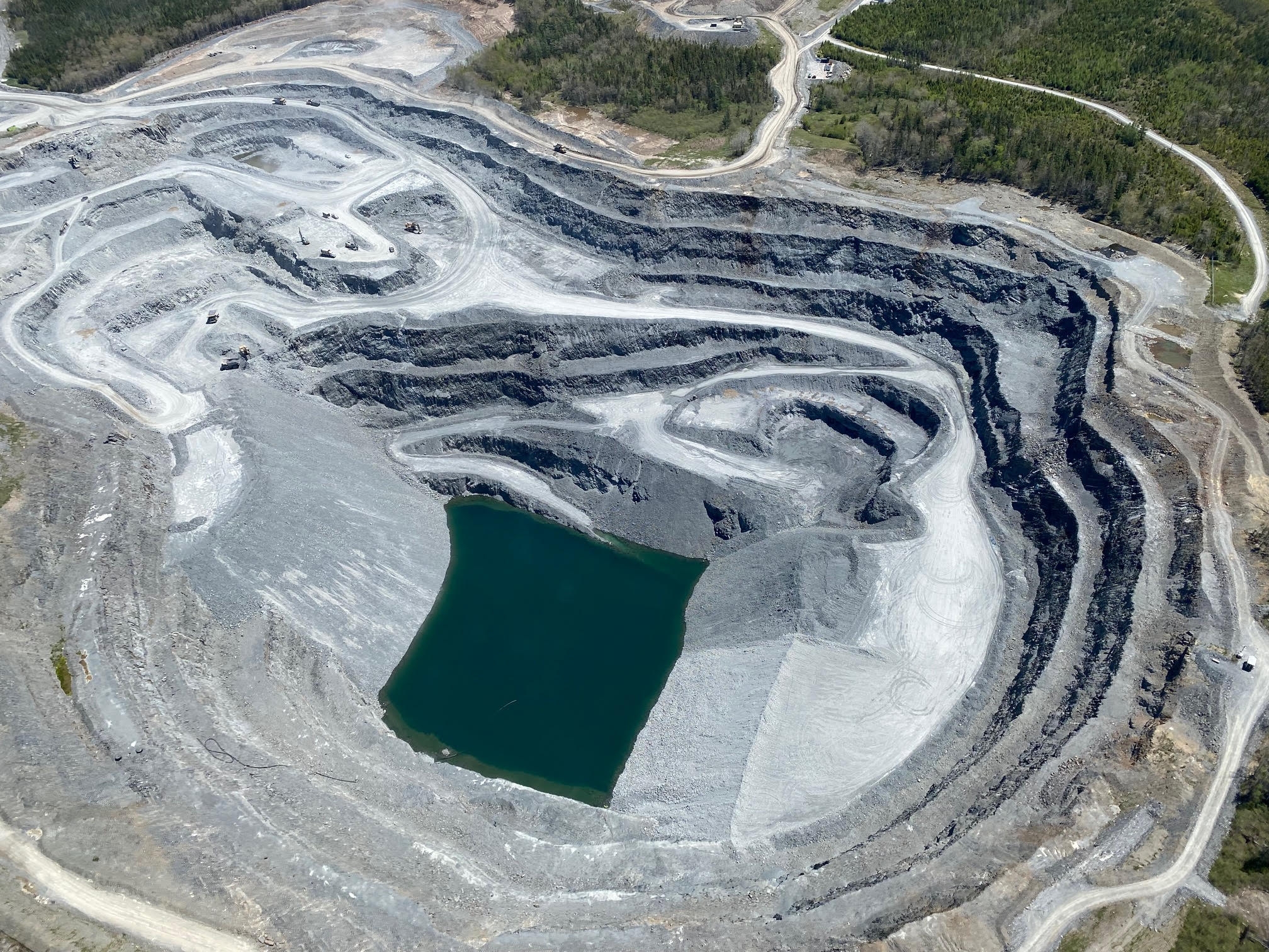 一个露天矿井的航拍