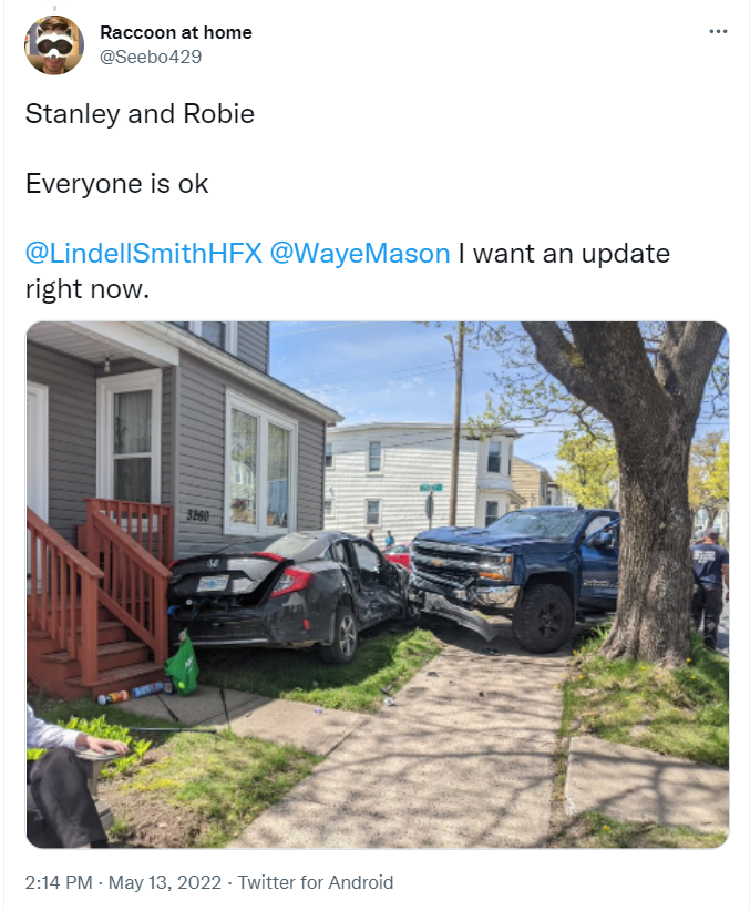 一条推特说斯坦利和罗比每个人都很好@LindellSmithHFX @WayeMason我现在要更新。这条推文显示，一辆汽车和一辆卡车撞在一所房子的侧面。