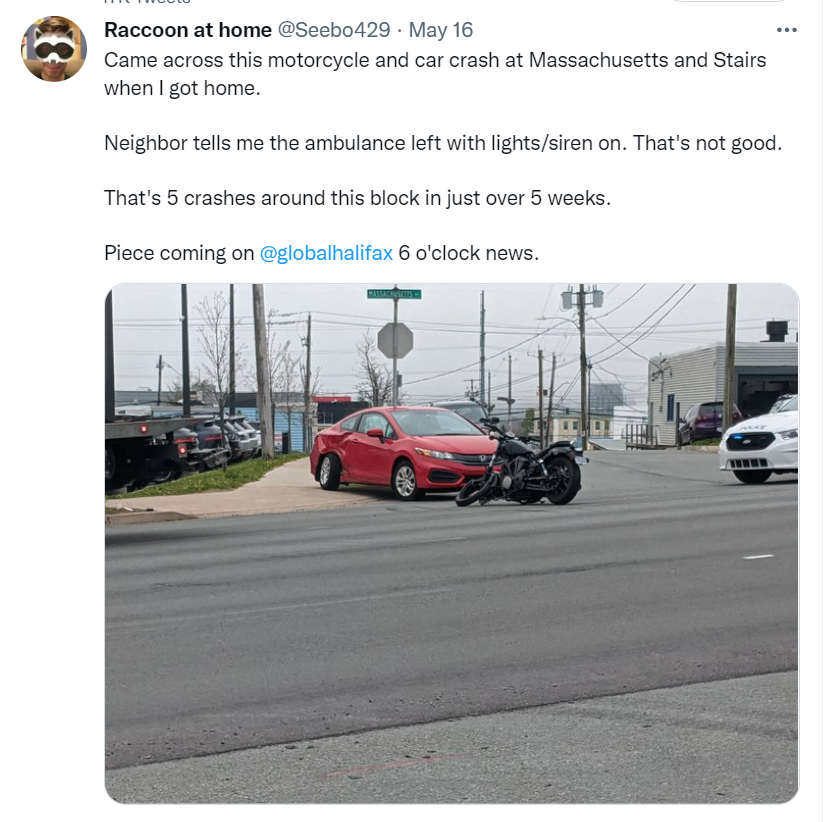 推特上有一张摩托车和汽车相撞的照片。推特上说我回家的时候在马萨诸塞州和斯梯尔斯遇到了一起摩托车和车祸。邻居告诉我救护车开着警灯/警报器离开了。那不是很好。短短五周内，这个街区就发生了五起车祸。