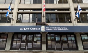 一所法院的前面，玻璃门上飘扬着旗帜