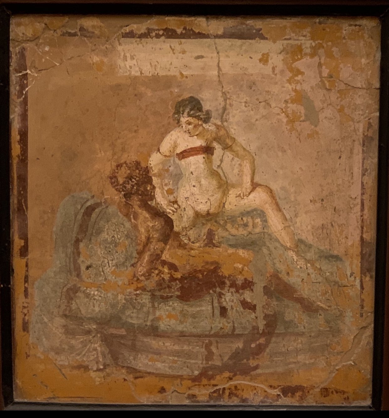 一个斜倚着的黑人男子和一个裸体的白人女子向他走来。