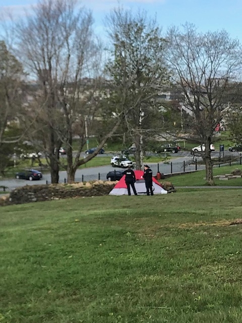 两名警察站在达特茅斯公园的帐篷外。这张照片是在50码外拍摄的