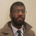 黑色意味着戴眼镜，穿白衬衫，打领带，穿米色外套。