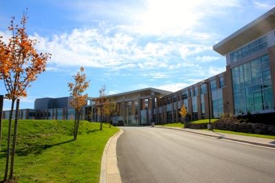 阳光灿烂的日子里，科尔切斯特东汉特医院的正面。停车场空无一人