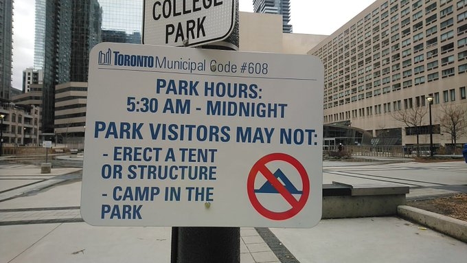 多伦多公园外的标志。标牌上写着公园5点半到午夜开放。游客不得在公园内宿营或搭帐篷。