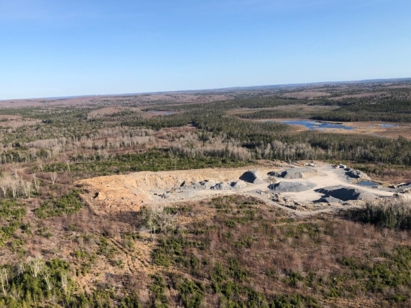 采石场在广阔的空地上，以河流和湖泊为背景，在晴朗的蓝天下。