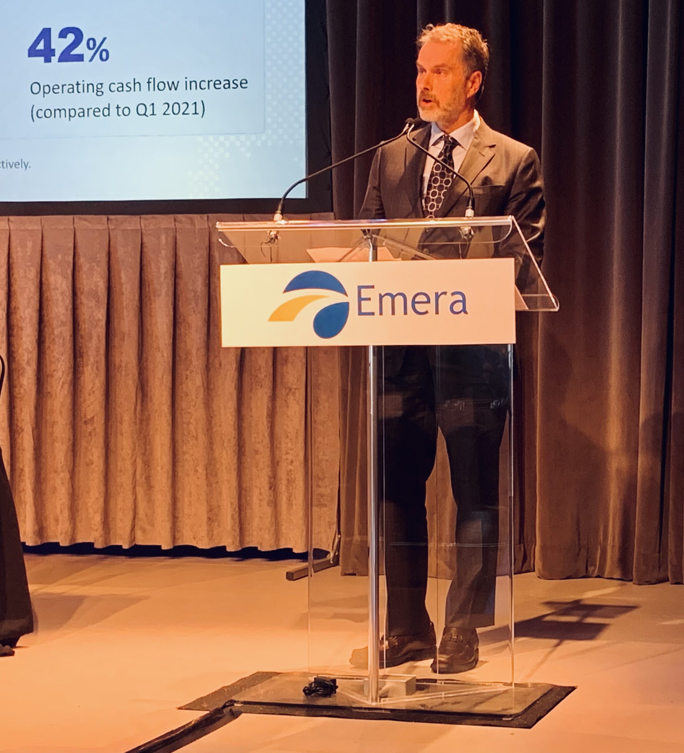 一个白人中年男子站在有机玻璃讲台上