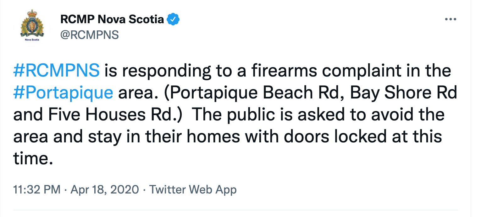 这条推文是这样写的:#RCMPNS回应Portapique地区的枪支投诉。(Portapique Beach Rd, Bay Shore Rd和Five Houses Rd.)公众被要求避开该地区，在这个时候锁门呆在家里。