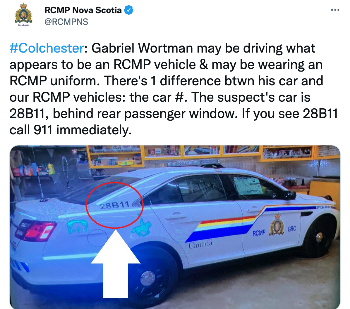 这条推文写道:科尔切斯特:加布里埃尔·沃特曼可能驾驶的是皇家骑警的车辆，可能穿着皇家骑警的制服。他的车和我们皇家骑警的车有一个区别:车号。嫌犯的车是28B11，后排乘客车窗后面。如果看到28B11请立即拨打911。
