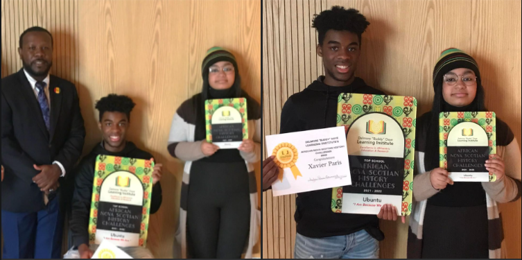 黑人穿着西装与黑人学生奖获得者合影