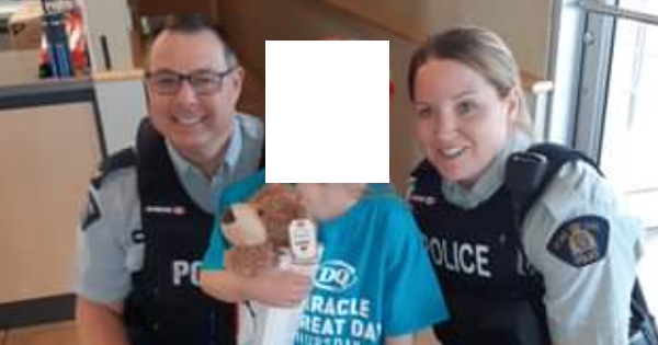 一男一女带着孩子(模糊)