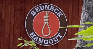 一个写着“乡巴佬常去的地方”的牌子，上面画着绞索的图案