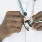 一个黑人男医生握着听诊器的手