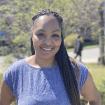 一个留着长辫子的微笑的年轻黑人女人