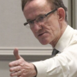 一个穿着白色衬衫、打着领带的白人老头