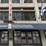 法院大楼的前面