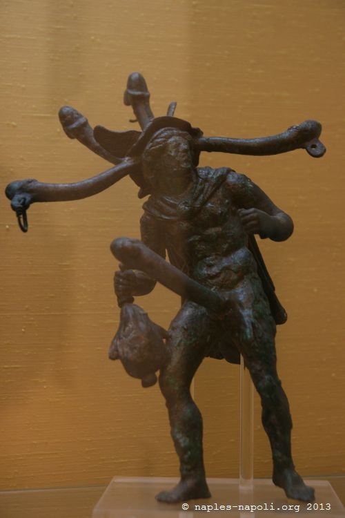 一尊头部有几根阴茎的男子铜雕。